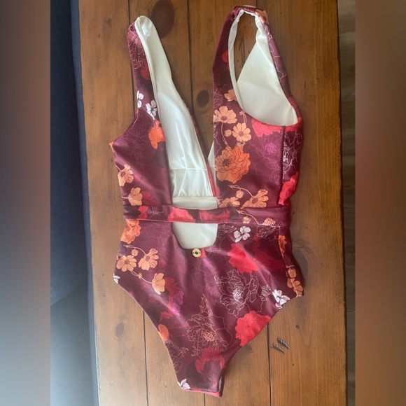 NWOT, liner intact OndadeMar floral one piece swimsuit - Picture 2 of 2